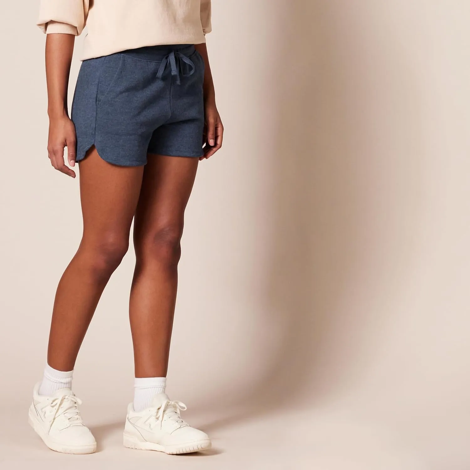 Amazon Essentials Women's Fleece Shorts with Pockets