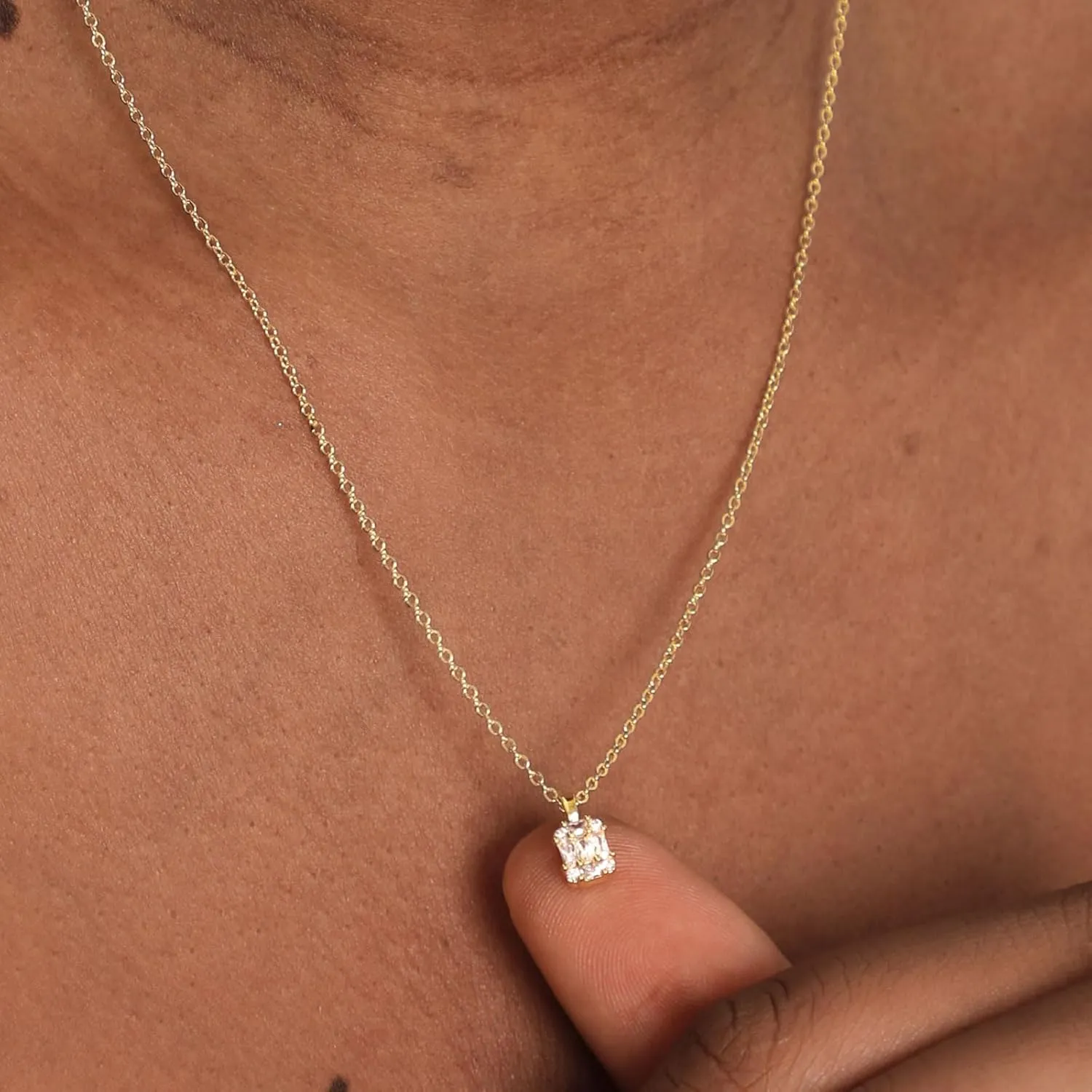 CAROVO Gold Necklace for Women,Dainty Gold Necklaces 14k Gold Plated Diamond Necklaces Cute CZ Solitaire Choker Necklaces for Women Simple Cubic Zirconia Pendant Necklace Trendy Jewelry Gifts