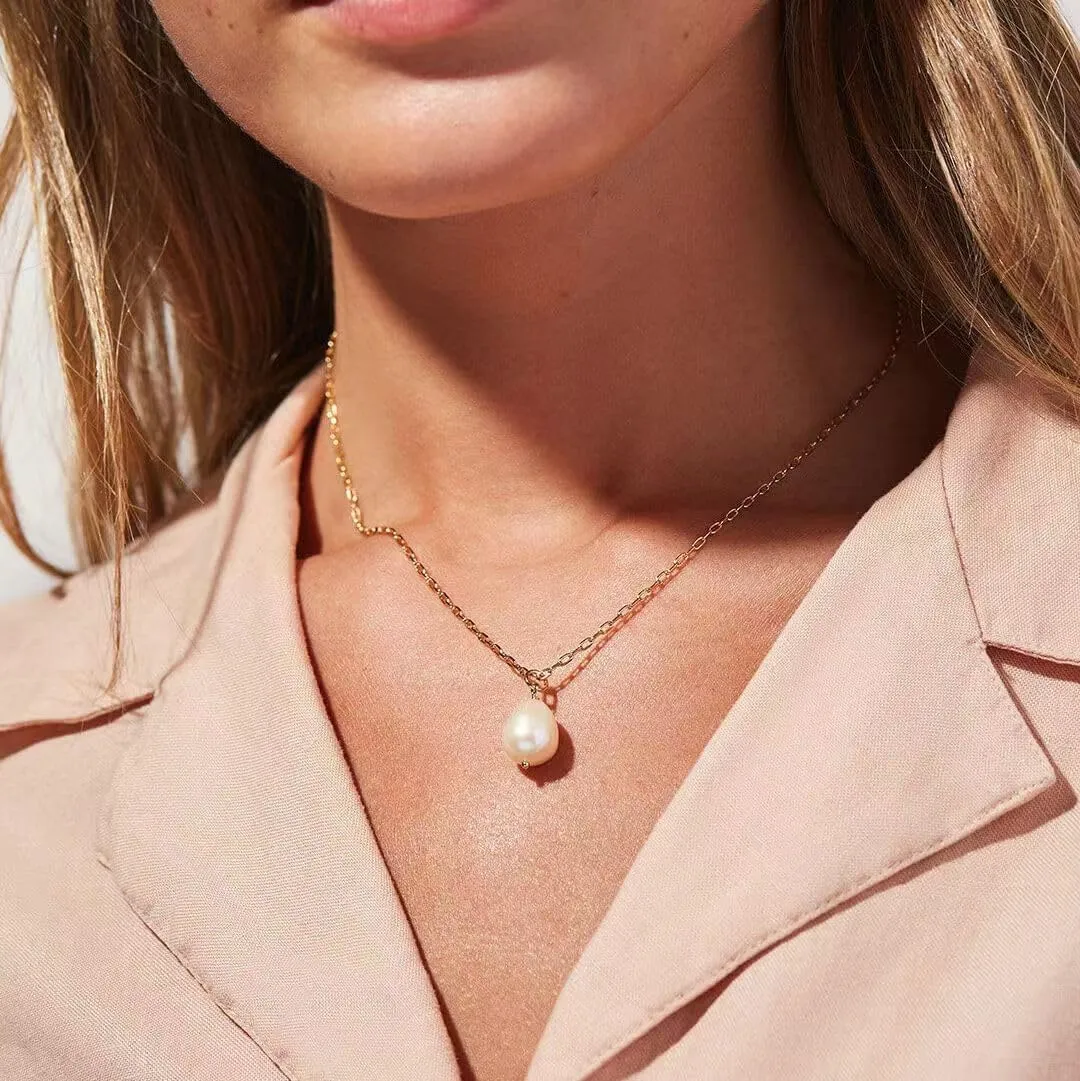 Layered Pearl Necklaces for Women 18K Gold Plated Dainty Pearl Choker Necklaces Trendy Jewelry Gifts for Women.