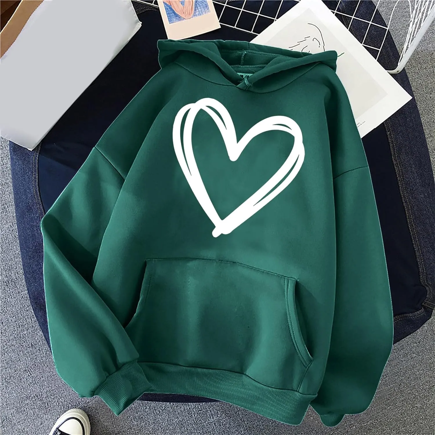Womens Hoodies Cute Heart Graphic Sweatshirts Fashion Long Sleeve Pullover Teen Girls Casual Soft Tops Fall Outfits